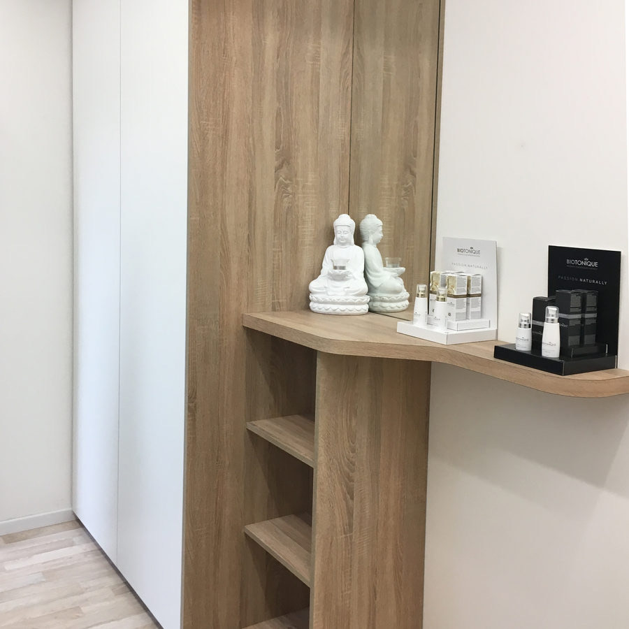 Rangements sur mesure en chêne clair et laque blanche