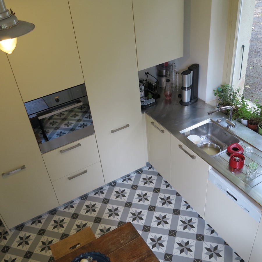 Cuisine laquée avec plan de travail inox et carreaux de ciment